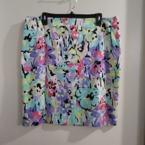 Josephine Women's Floral Mini Skirt - Picture 5 of 8